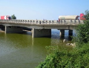 karadeniz-sahil-yolu-ndaki-60-li-yillarin-koprusu-coktu