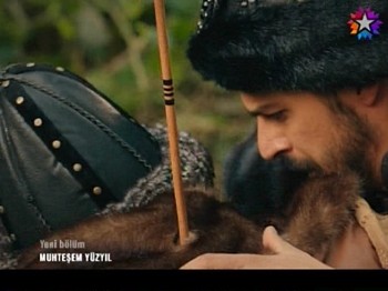 muhteşem yüzyıl şehzade mehmet okla vuruldu